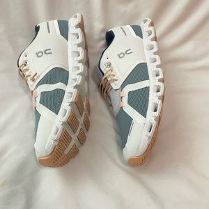 4E. Women’s Size 9.5 On Cloud 5 Push Trainers shoes white cobble